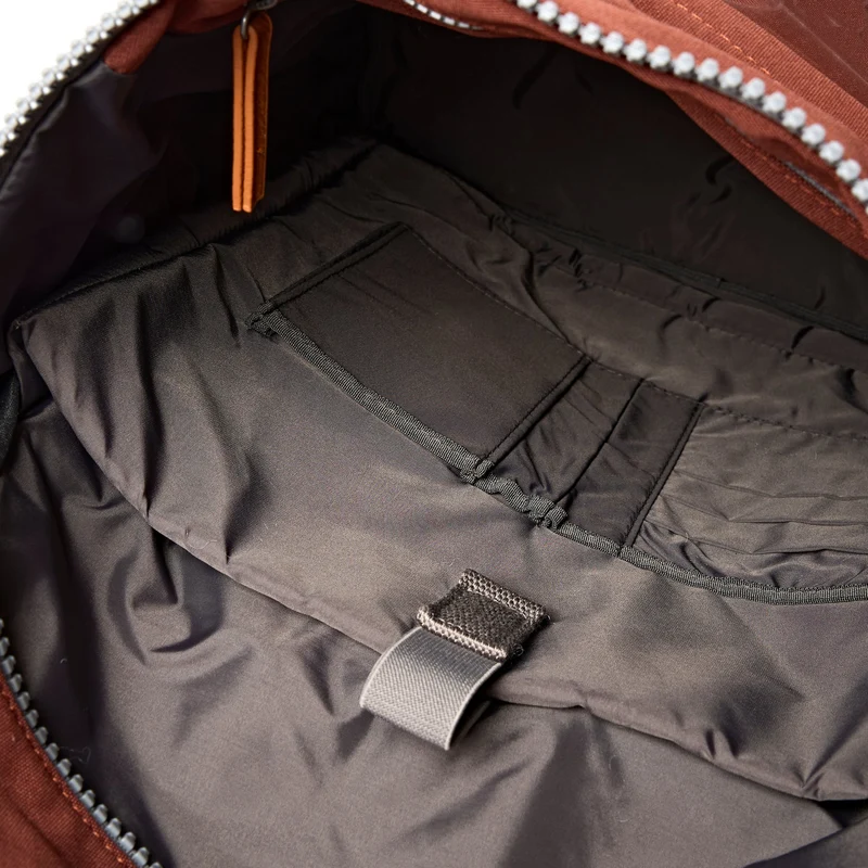 ROKA Finchley Eine große Henna-Tasche aus recyceltem Canvas