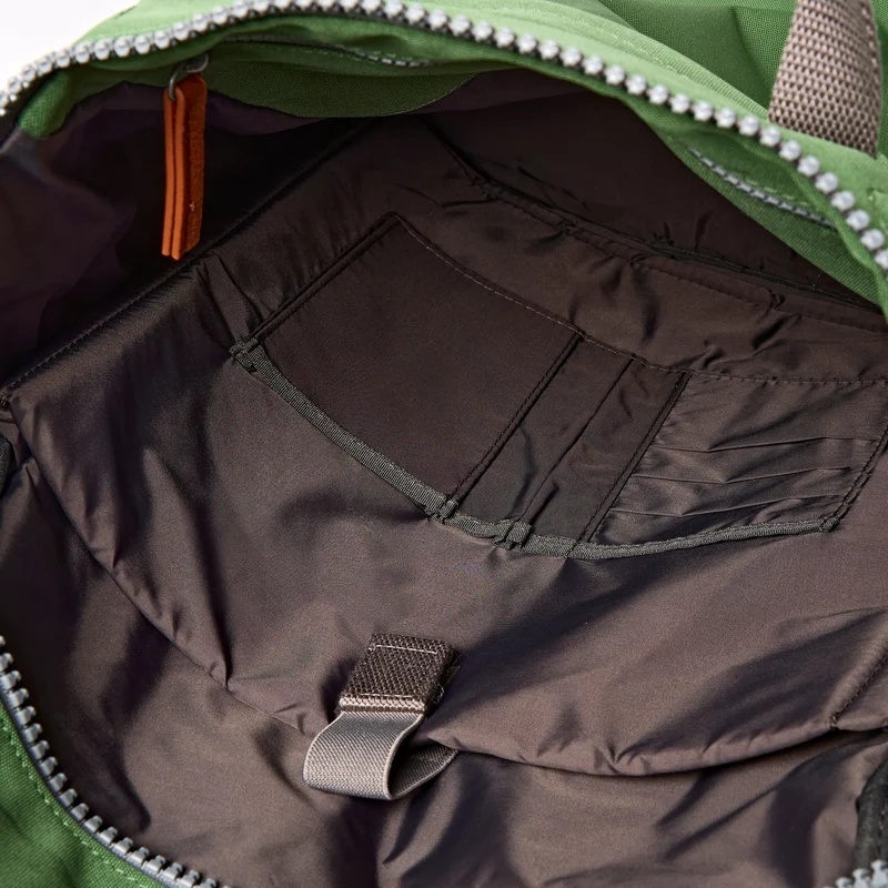 ROKA Finchley Eine große Tasche aus recyceltem Canvas mit Artischockenmotiv