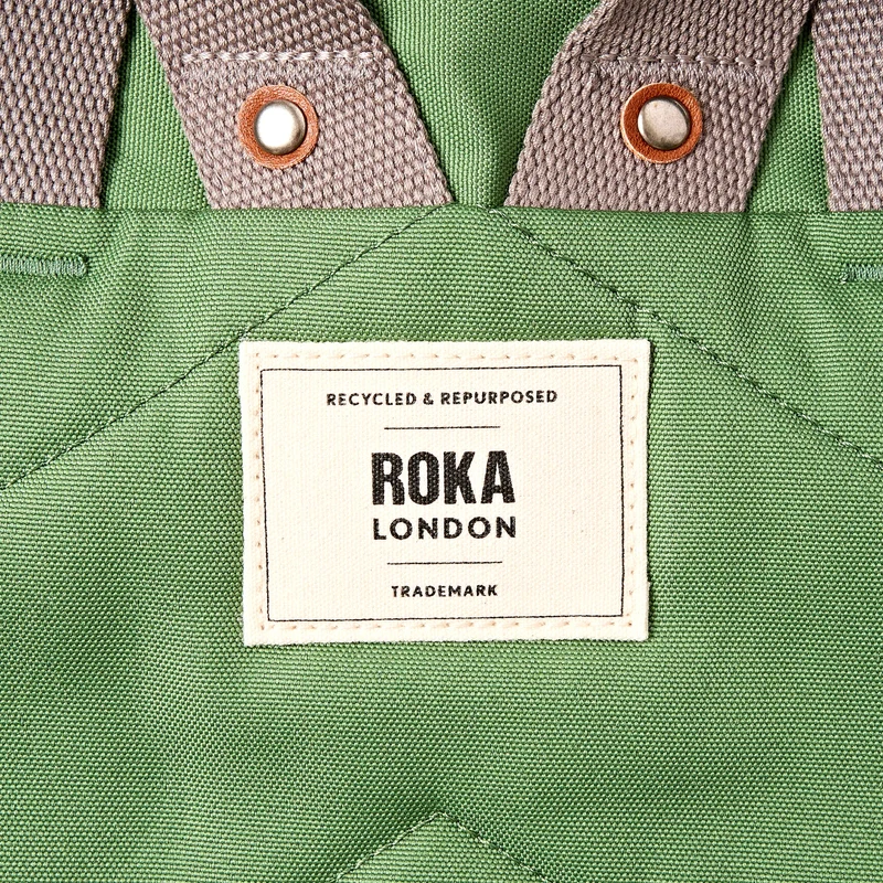 ROKA Finchley Eine große Tasche aus recyceltem Canvas mit Artischockenmotiv