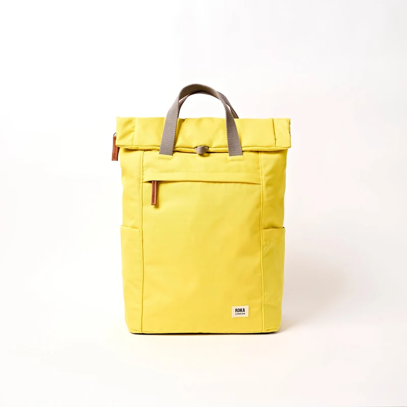 ROKA Finchley Eine mittelgroße Tasche aus recyceltem Canvas mit Passionsfruchtmotiv