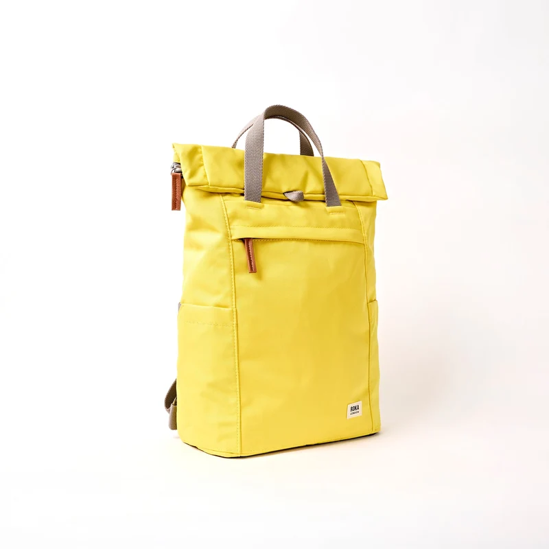 ROKA Finchley Eine mittelgroße Tasche aus recyceltem Canvas mit Passionsfruchtmotiv