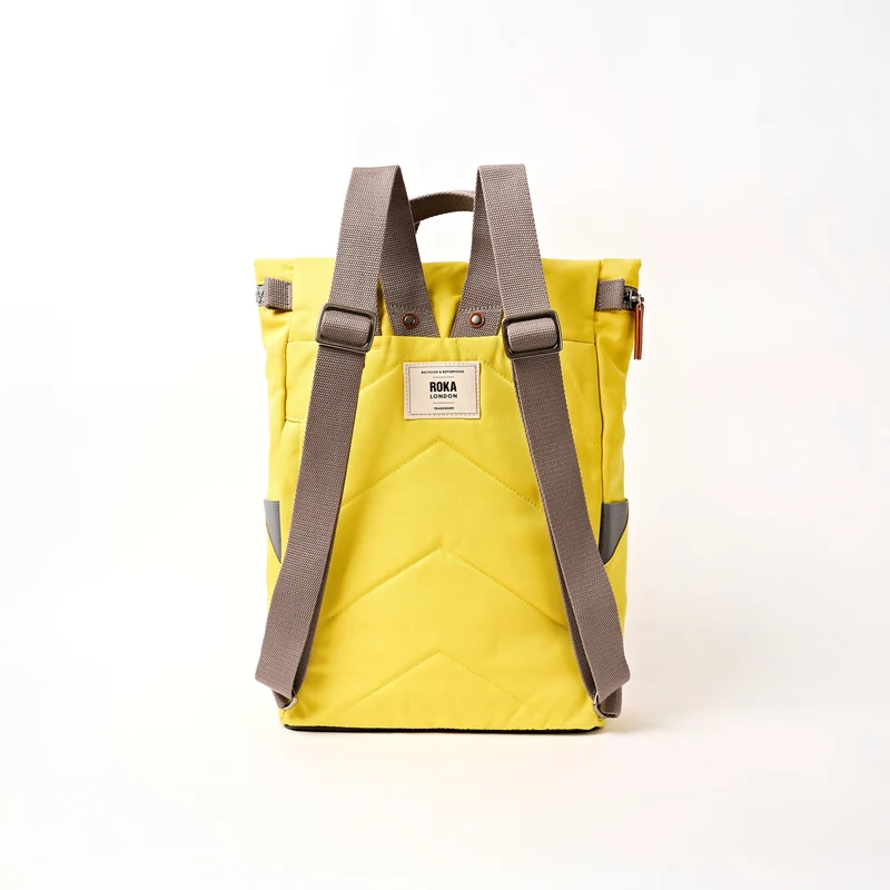 ROKA Finchley Eine mittelgroße Tasche aus recyceltem Canvas mit Passionsfruchtmotiv