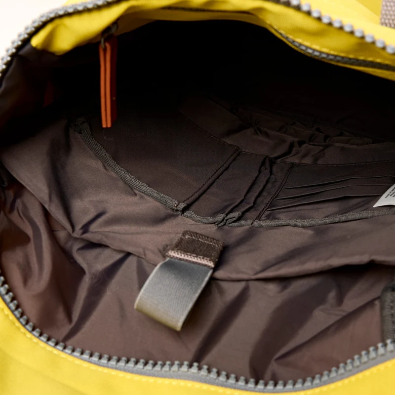 ROKA Finchley Eine mittelgroße Tasche aus recyceltem Canvas mit Passionsfruchtmotiv