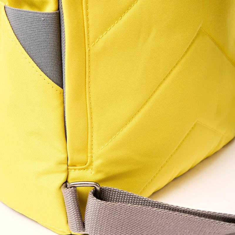 ROKA Finchley Eine mittelgroße Tasche aus recyceltem Canvas mit Passionsfruchtmotiv