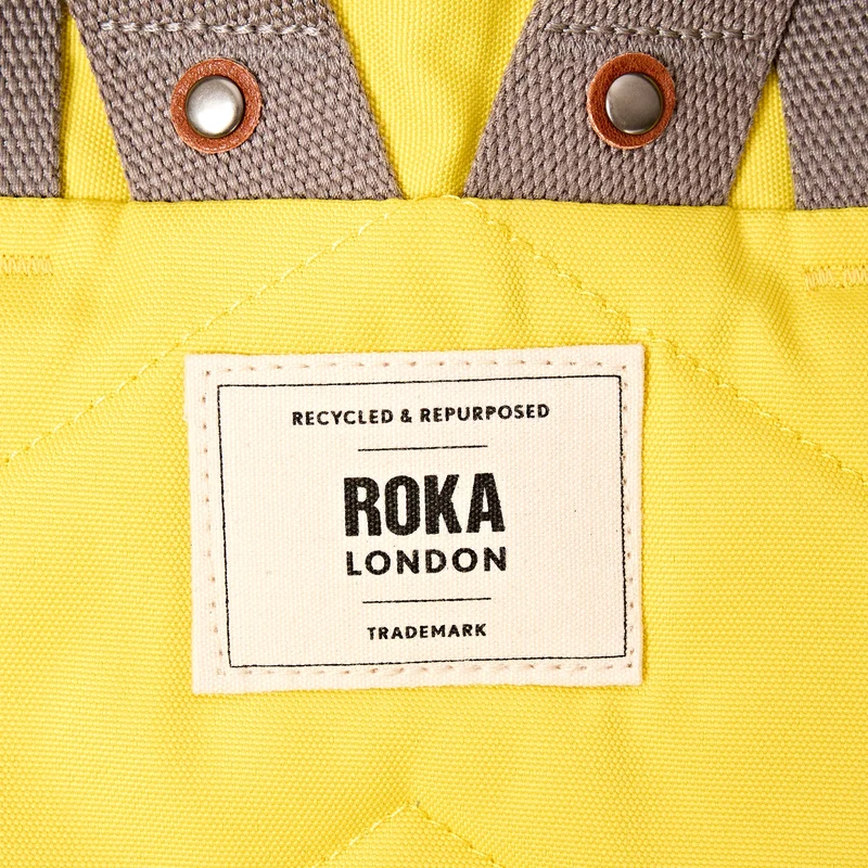 ROKA Finchley Eine mittelgroße Tasche aus recyceltem Canvas mit Passionsfruchtmotiv