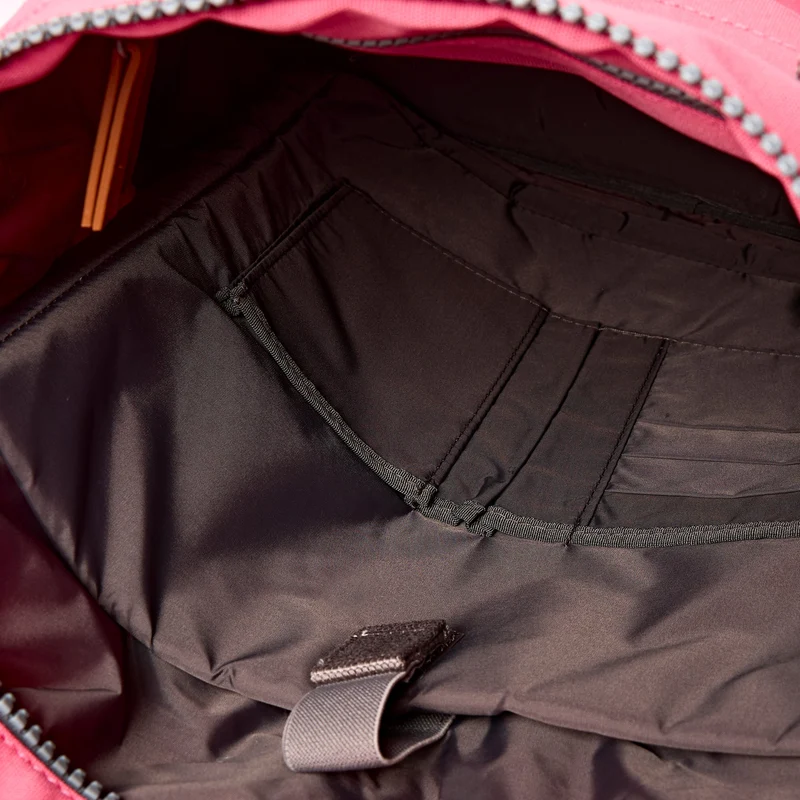 ROKA Finchley Eine mittelgroße Tasche aus recyceltem Canvas in der Farbe Pink Lemonade