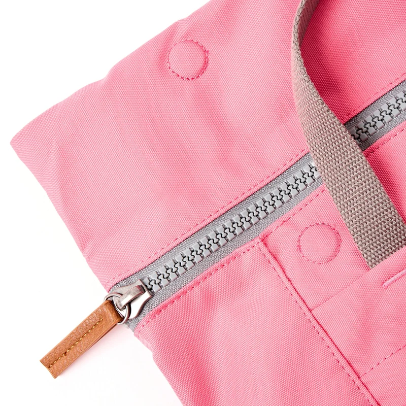 ROKA Finchley Eine mittelgroße Tasche aus recyceltem Canvas in der Farbe Pink Lemonade