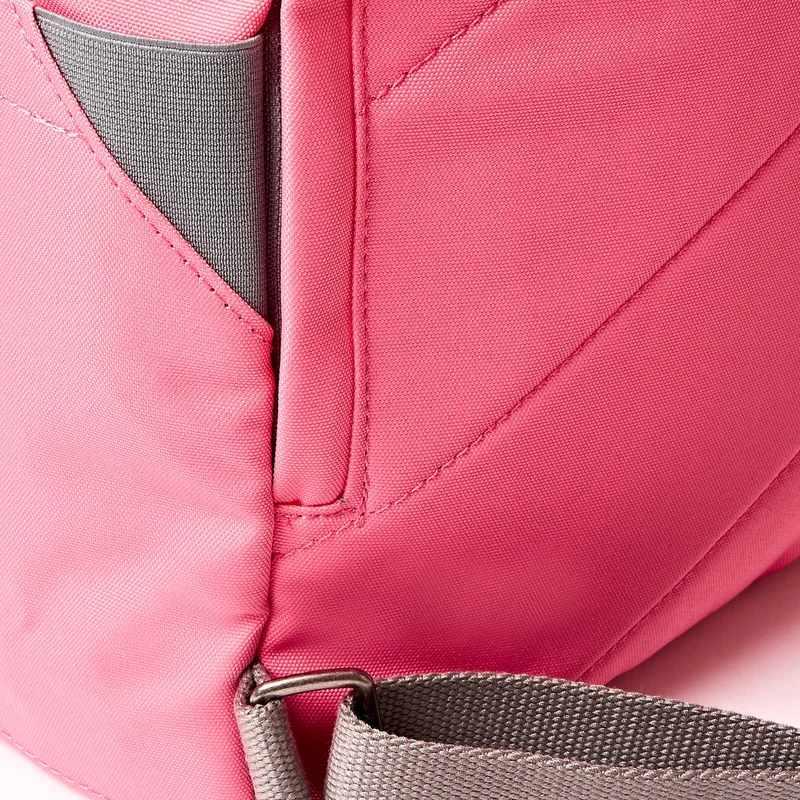 ROKA Finchley Eine mittelgroße Tasche aus recyceltem Canvas in der Farbe Pink Lemonade