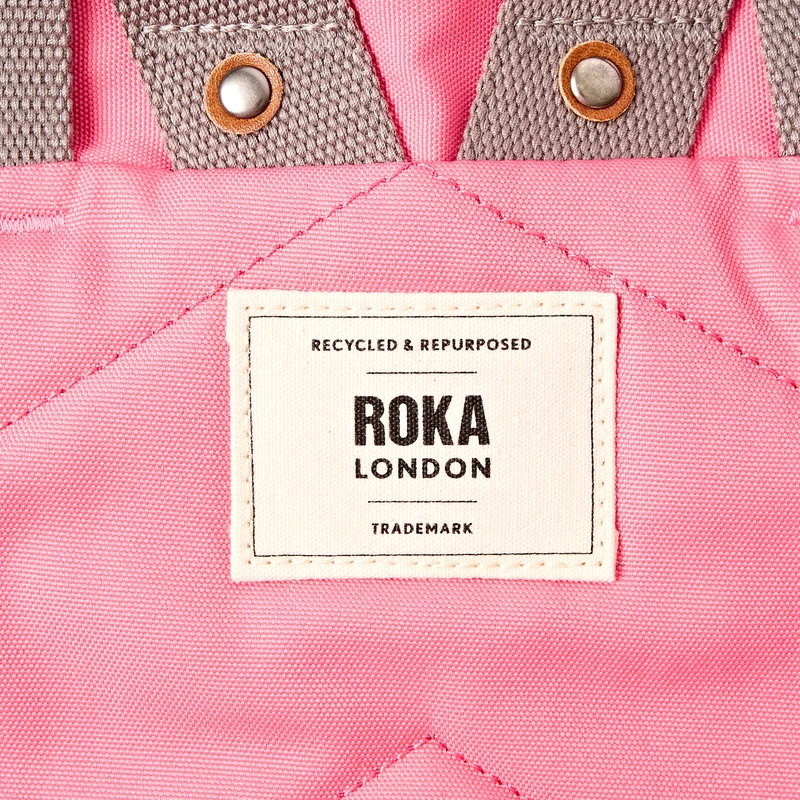 ROKA Finchley Eine mittelgroße Tasche aus recyceltem Canvas in der Farbe Pink Lemonade