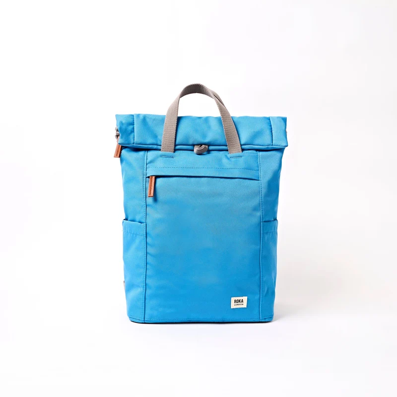 ROKA Finchley Eine mittelgroße Tasche aus recyceltem Canvas in Malibu-Blau