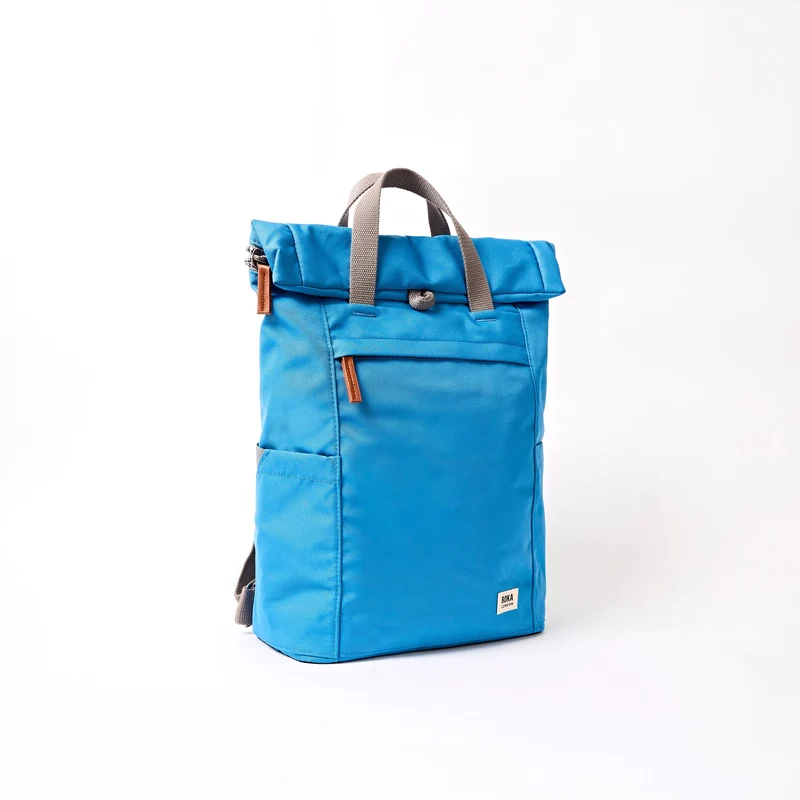 ROKA Finchley Eine mittelgroße Tasche aus recyceltem Canvas in Malibu-Blau