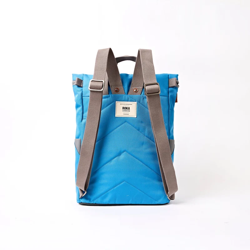 ROKA Finchley Eine mittelgroße Tasche aus recyceltem Canvas in Malibu-Blau