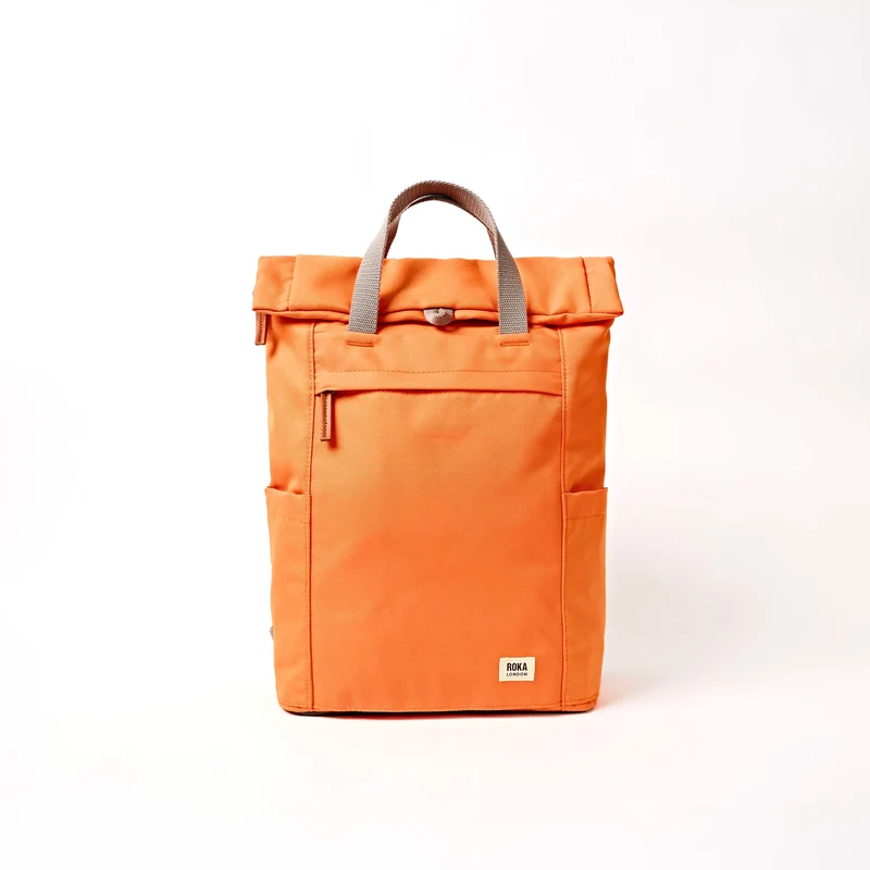ROKA Finchley Eine mittelgroße Tasche aus recyceltem Canvas in Jaffa-Orange