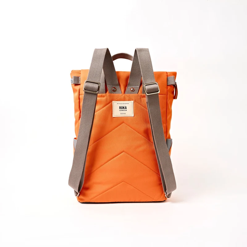 ROKA Finchley Eine mittelgroße Tasche aus recyceltem Canvas in Jaffa-Orange