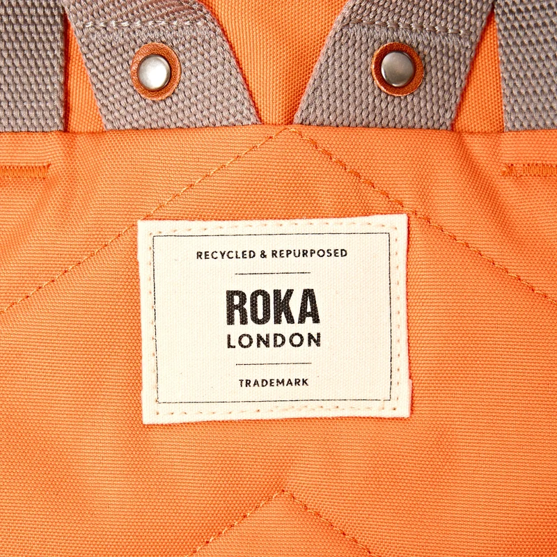 ROKA Finchley Eine mittelgroße Tasche aus recyceltem Canvas in Jaffa-Orange