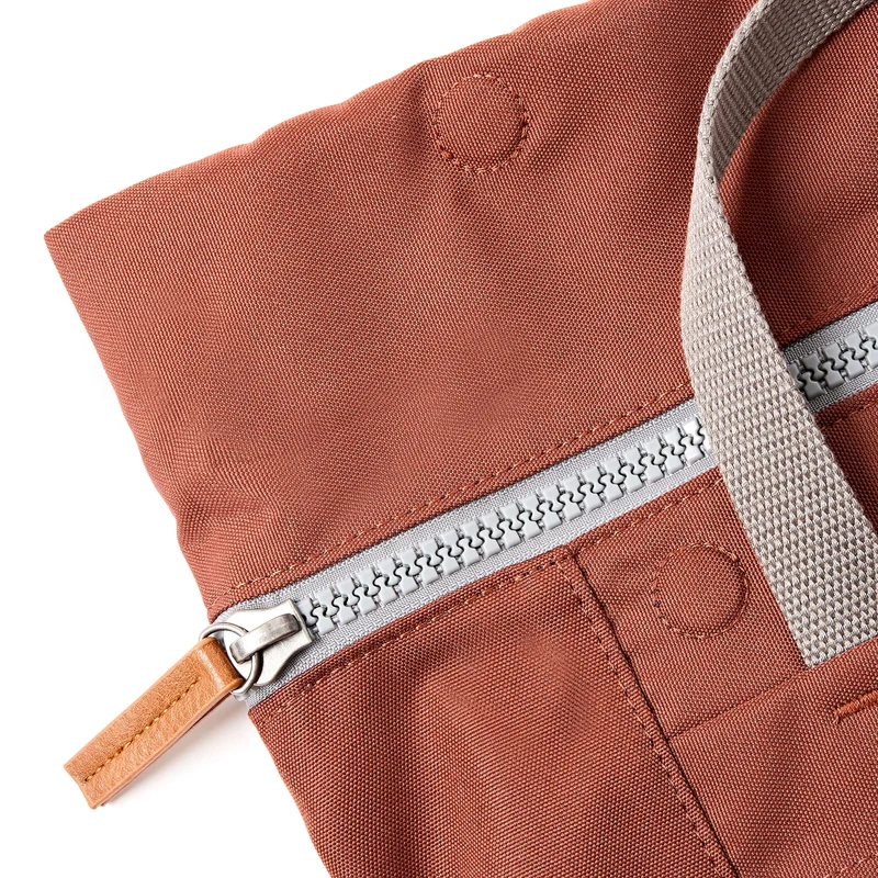ROKA Finchley Eine Henna Medium Tasche aus recyceltem Canvas
