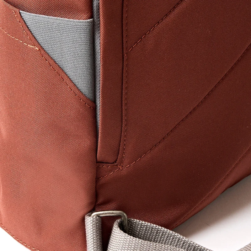 ROKA Finchley Eine Henna Medium Tasche aus recyceltem Canvas