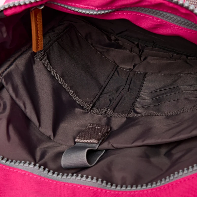 ROKA Finchley Eine mittelgroße Tasche aus recyceltem Canvas in Granita-Rot