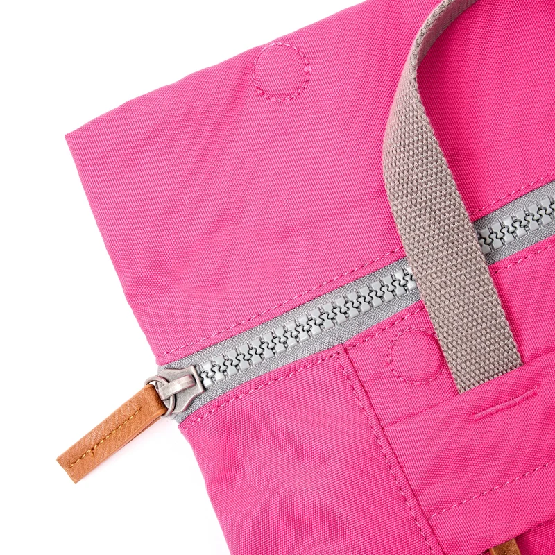 ROKA Finchley Eine mittelgroße Tasche aus recyceltem Canvas in Granita-Rot