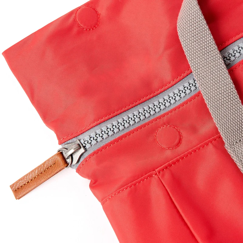 ROKA Canfield B Scarlet Kleine Tasche aus recyceltem Nylon