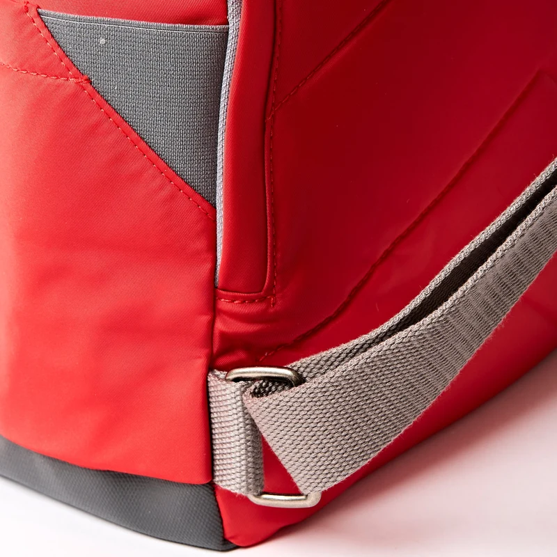 ROKA Canfield B Scarlet Kleine Tasche aus recyceltem Nylon