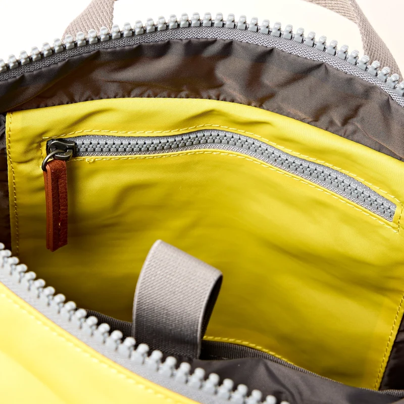 ROKA Canfield B Passionsfrucht Kleine Tasche aus recyceltem Nylon