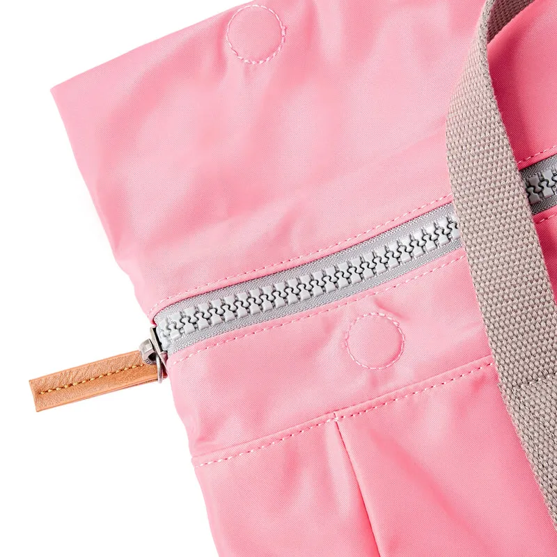 ROKA Canfield B Pink Lemonade Kleine Tasche aus recyceltem Nylon