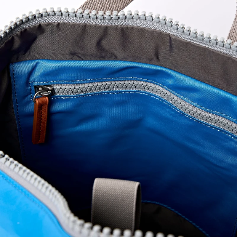 ROKA Canfield B Malibu Blaue kleine Tasche aus recyceltem Nylon
