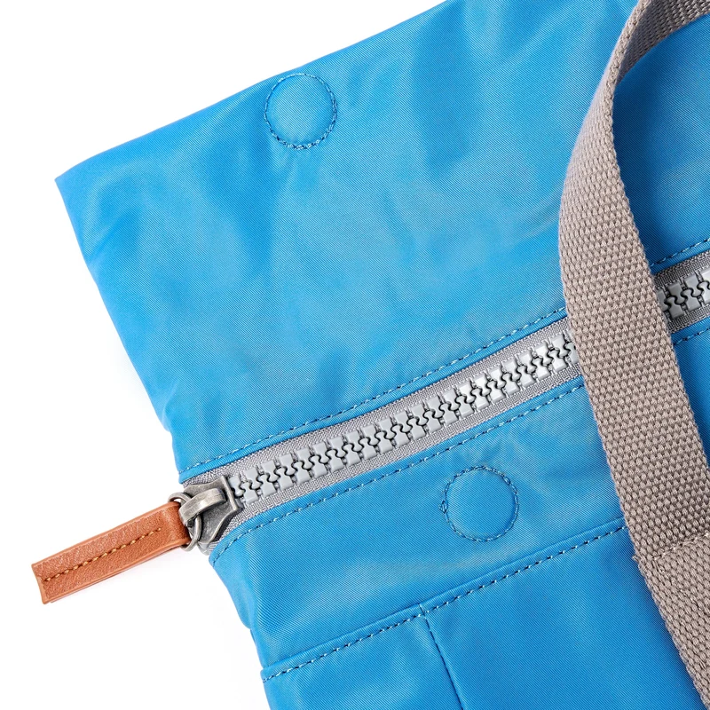 ROKA Canfield B Malibu Blaue kleine Tasche aus recyceltem Nylon