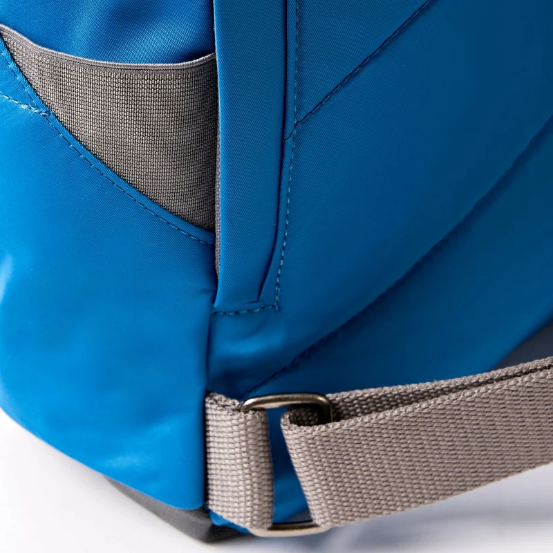 ROKA Canfield B Malibu Blaue kleine Tasche aus recyceltem Nylon