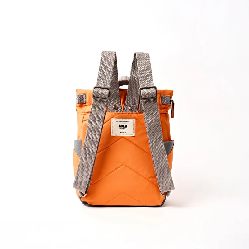 ROKA Canfield B Jaffa Orange Kleine Tasche aus recyceltem Nylon