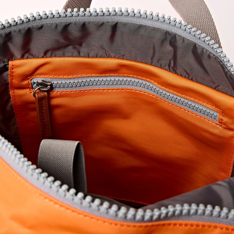 ROKA Canfield B Jaffa Orange Kleine Tasche aus recyceltem Nylon