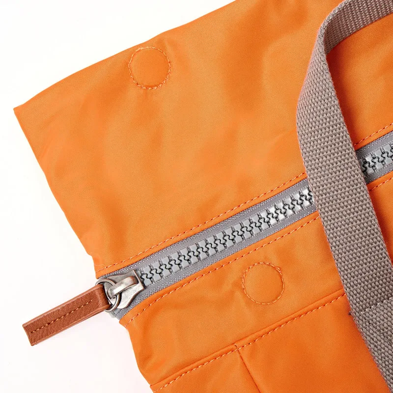 ROKA Canfield B Jaffa Orange Kleine Tasche aus recyceltem Nylon