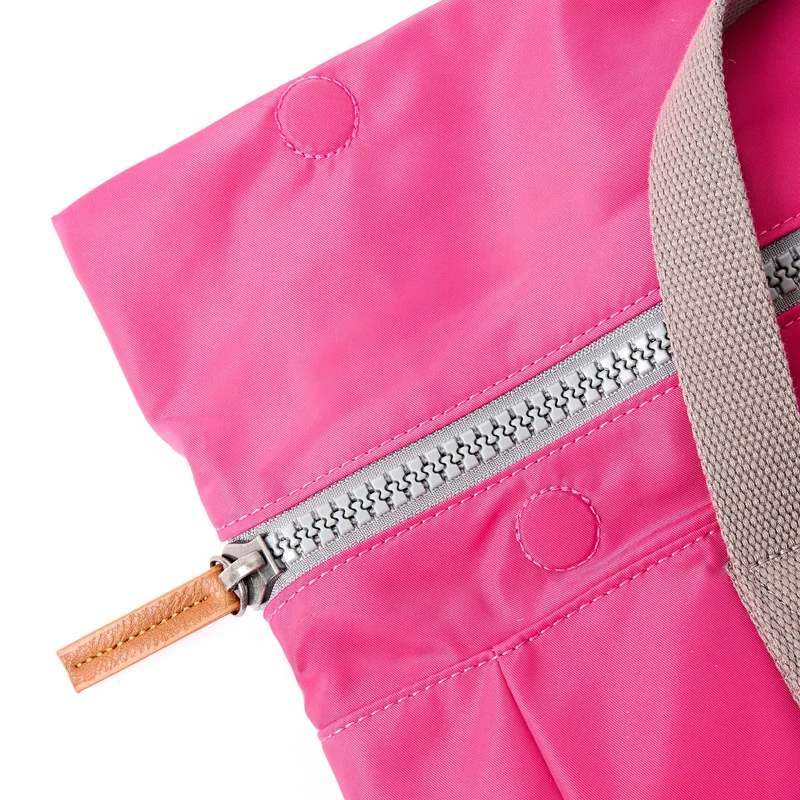 ROKA Canfield B Granita Rot Kleine Tasche aus recyceltem Nylon
