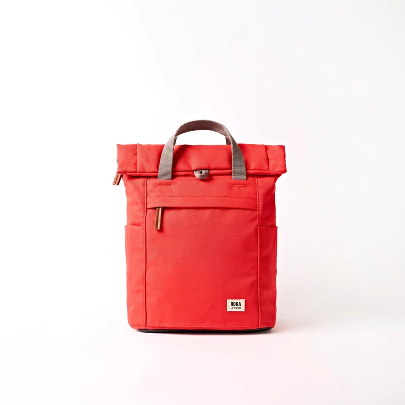 ROKA Finchley Eine kleine, scharlachrote Tasche aus recyceltem Canvas