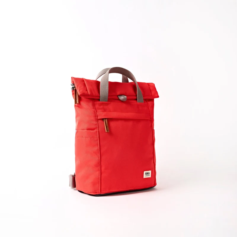ROKA Finchley Eine kleine, scharlachrote Tasche aus recyceltem Canvas