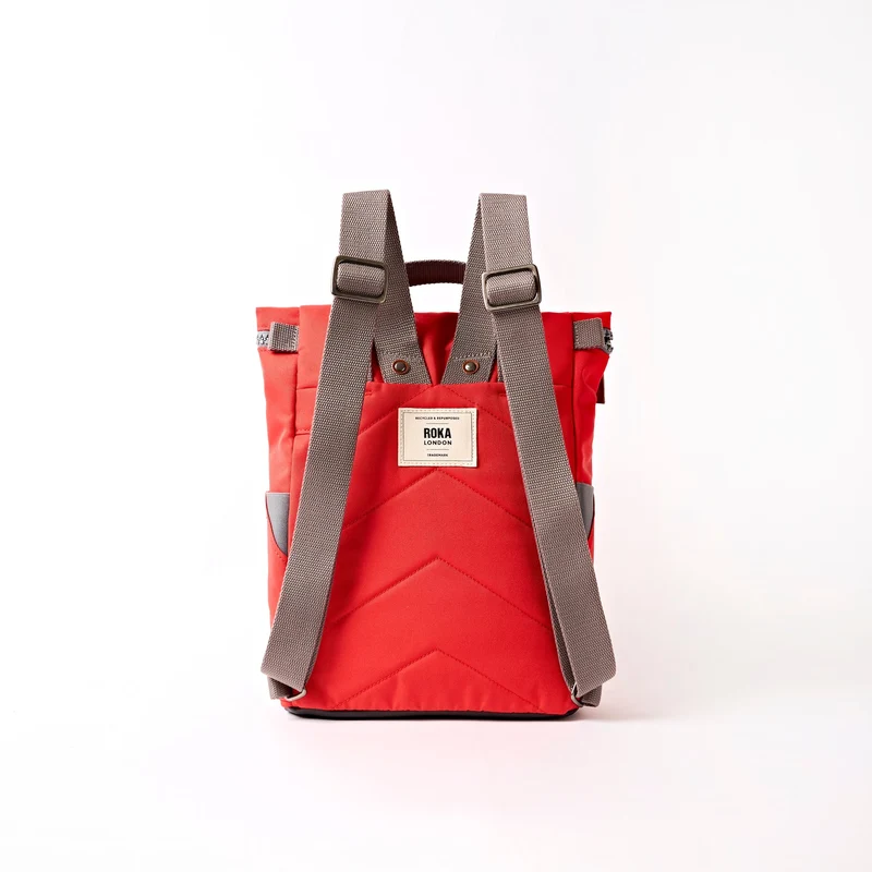 ROKA Finchley Eine kleine, scharlachrote Tasche aus recyceltem Canvas