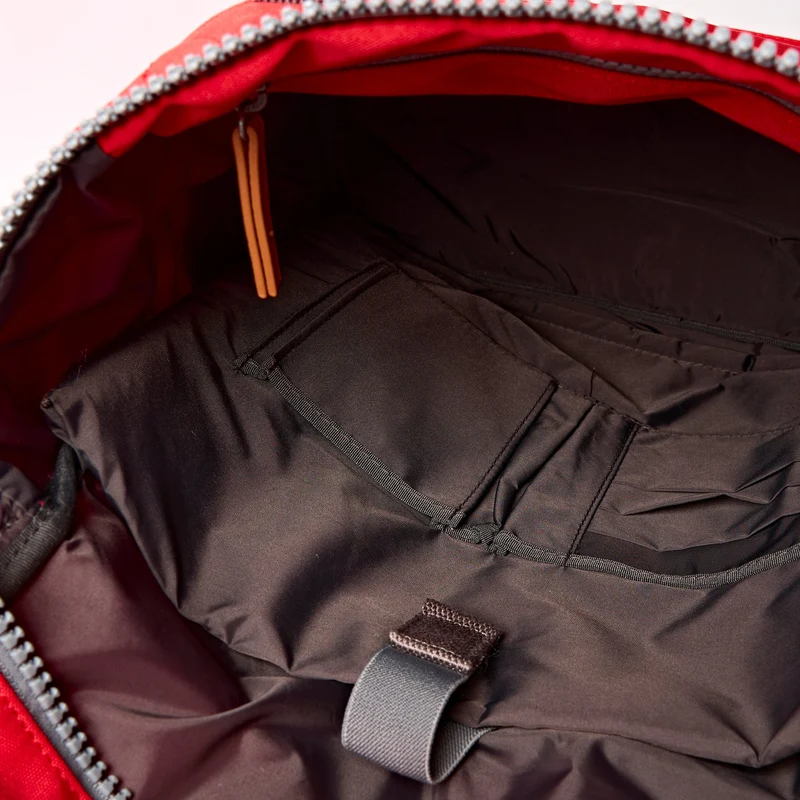 ROKA Finchley Eine kleine, scharlachrote Tasche aus recyceltem Canvas