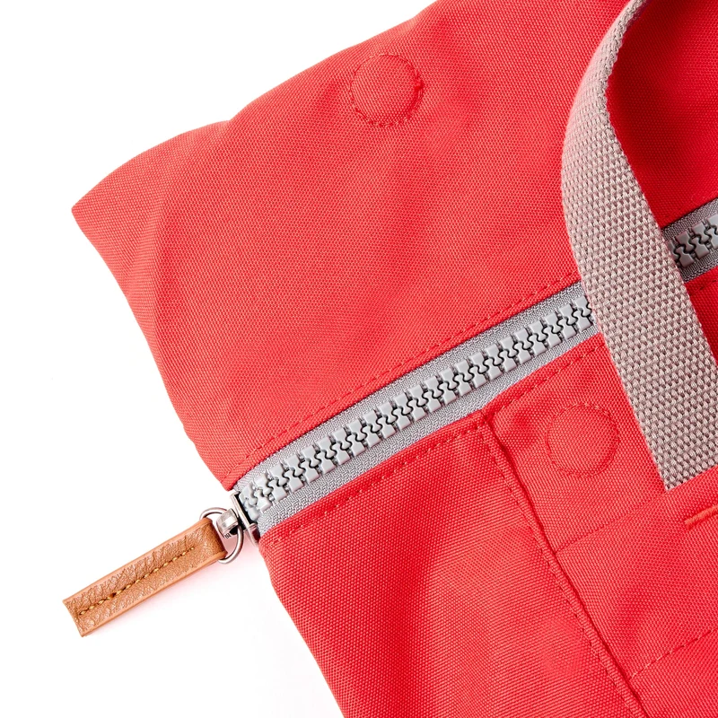 ROKA Finchley Eine kleine, scharlachrote Tasche aus recyceltem Canvas