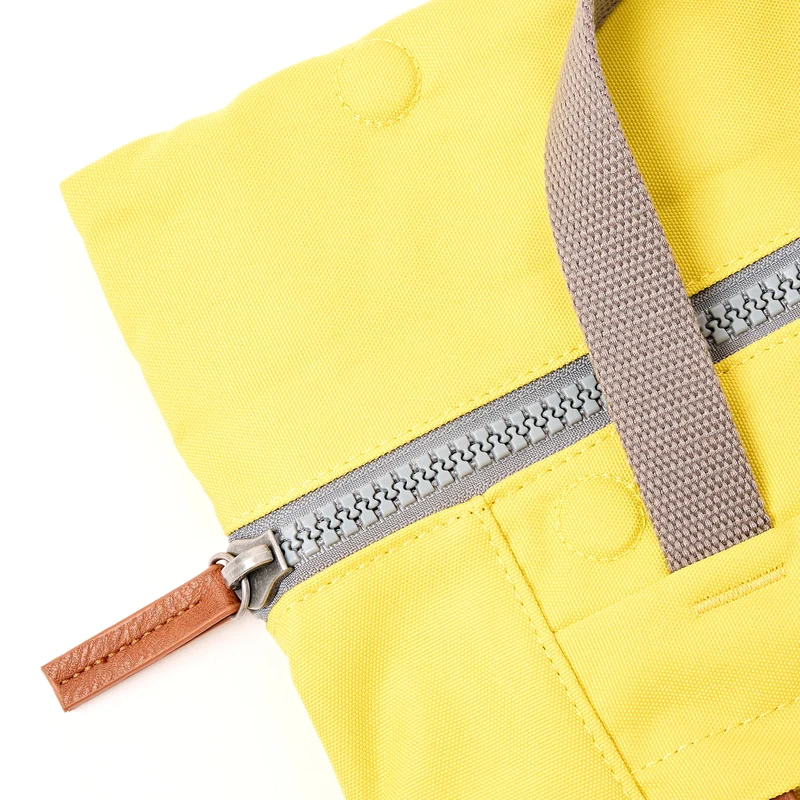 ROKA Finchley Kleine Tasche aus recyceltem Canvas mit Passionsfrucht-Motiv