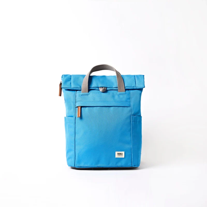 ROKA Finchley Eine kleine Tasche aus recyceltem Canvas in Malibu-Blau