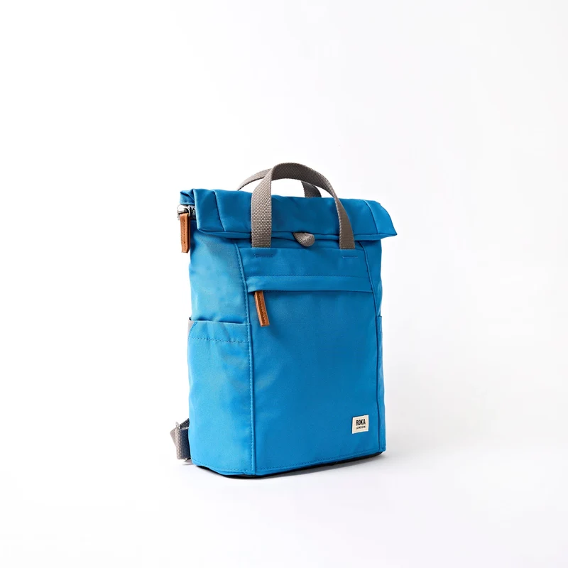 ROKA Finchley Eine kleine Tasche aus recyceltem Canvas in Malibu-Blau