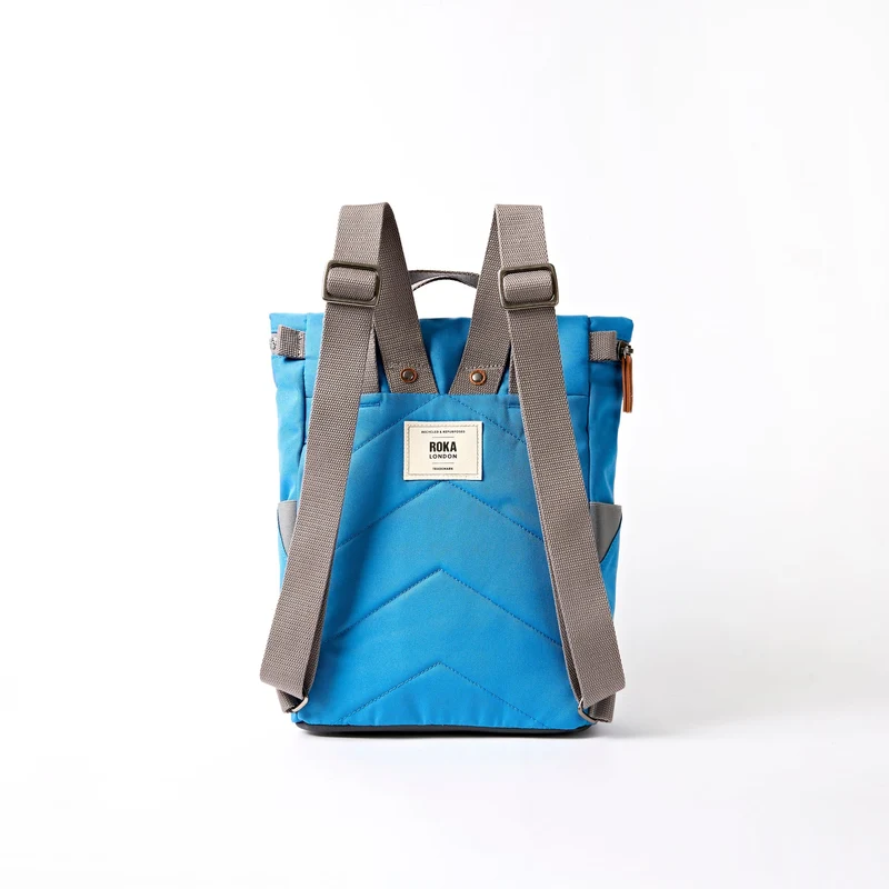 ROKA Finchley Eine kleine Tasche aus recyceltem Canvas in Malibu-Blau