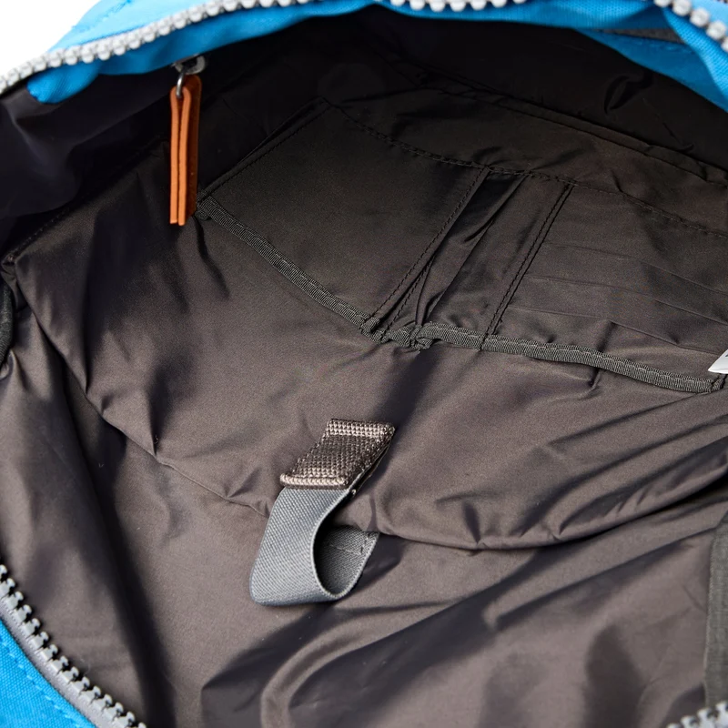 ROKA Finchley Eine kleine Tasche aus recyceltem Canvas in Malibu-Blau