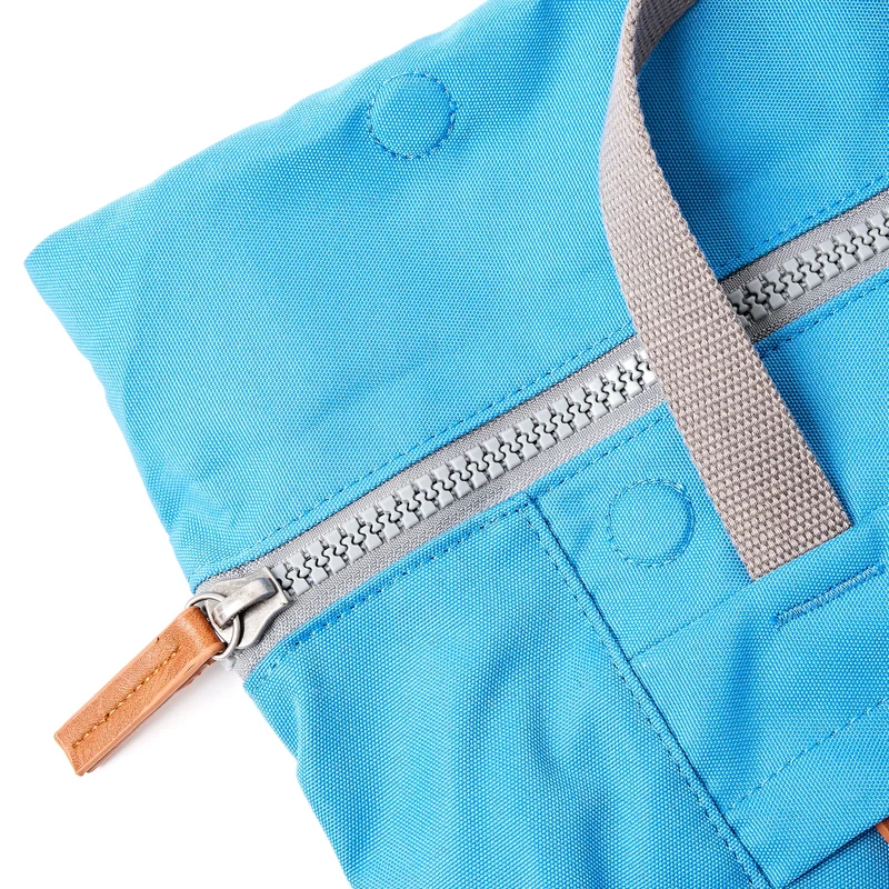 ROKA Finchley Eine kleine Tasche aus recyceltem Canvas in Malibu-Blau