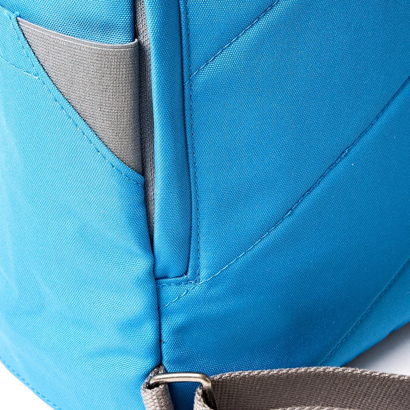 ROKA Finchley Eine kleine Tasche aus recyceltem Canvas in Malibu-Blau