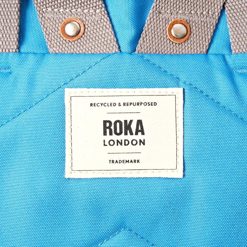 ROKA Finchley Eine kleine Tasche aus recyceltem Canvas in Malibu-Blau
