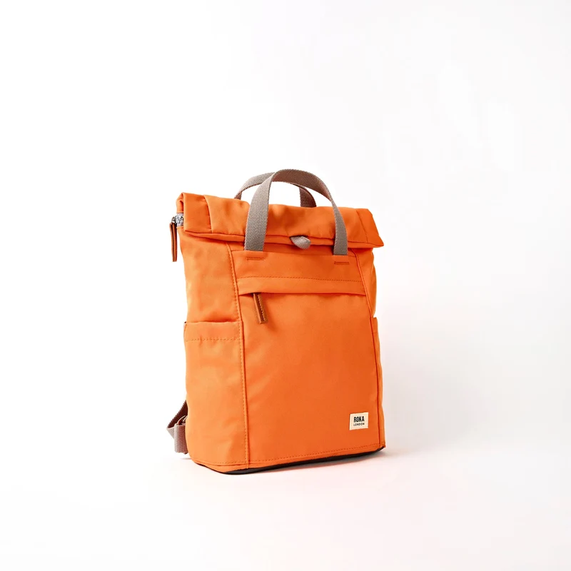 ROKA Finchley Eine kleine Tasche aus recyceltem Canvas von Jaffa Orange