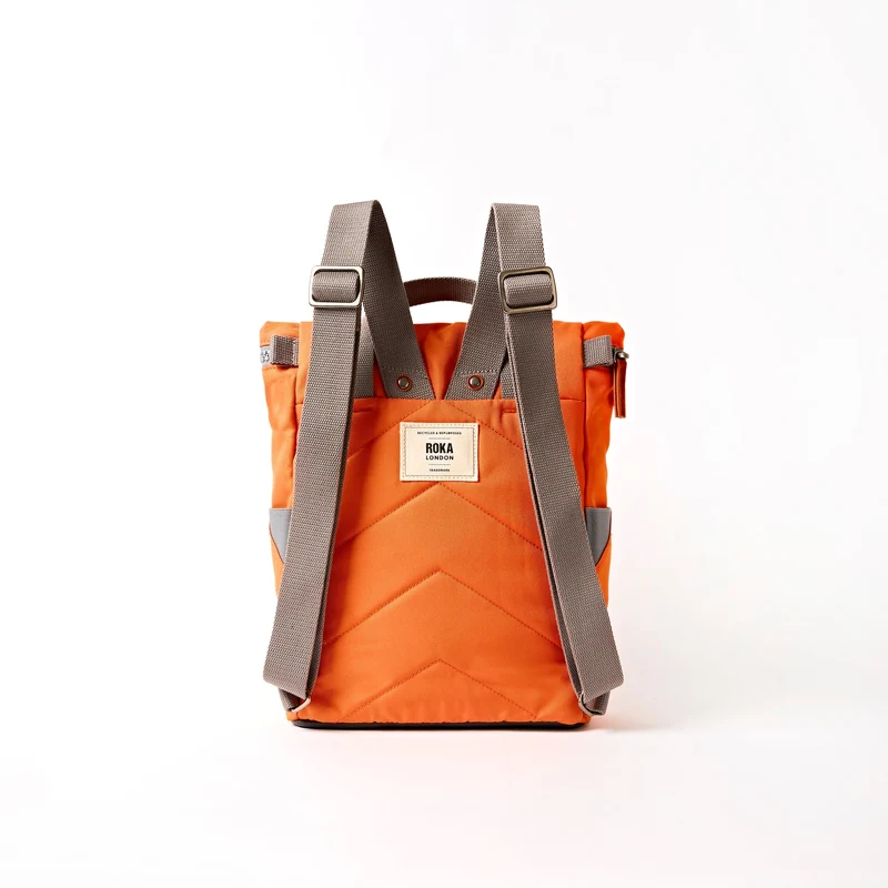 ROKA Finchley Eine kleine Tasche aus recyceltem Canvas von Jaffa Orange