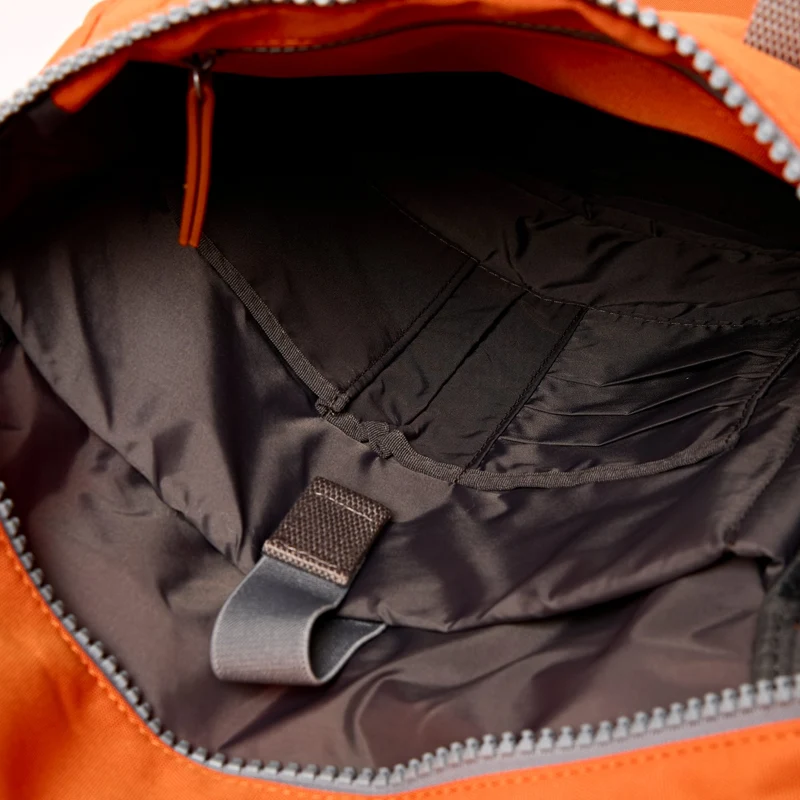 ROKA Finchley Eine kleine Tasche aus recyceltem Canvas von Jaffa Orange